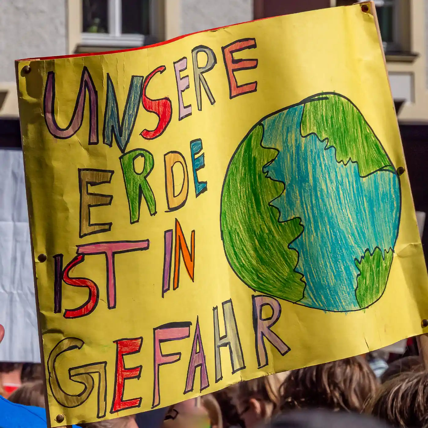 Demoplakat gemalt von Kindern fuer den Klimaschutz